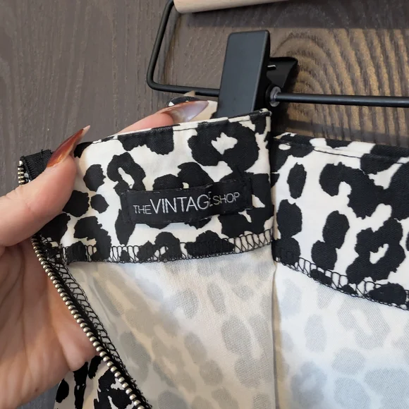 Classy Leopard Print Women's Shorts - Picture 4 of 6